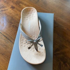 Vionic Bella light grey sandals